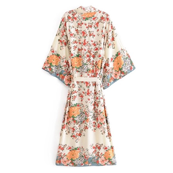 Beautiful flowered kimono robe - Picture 5 of 7